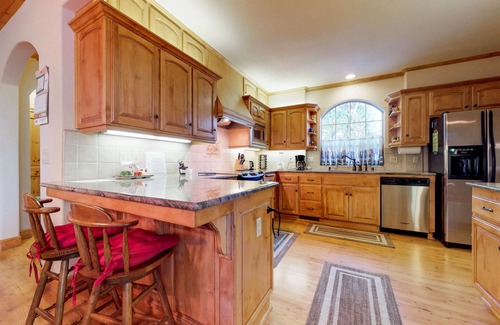 Shaver Lake Cottage | Cozy Mountain Home w/Large Deck & Game Room - Minutes to Shaver Lake Village