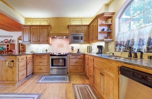Shaver Lake Cottage | Cozy Mountain Home w/Large Deck & Game Room - Minutes to Shaver Lake Village