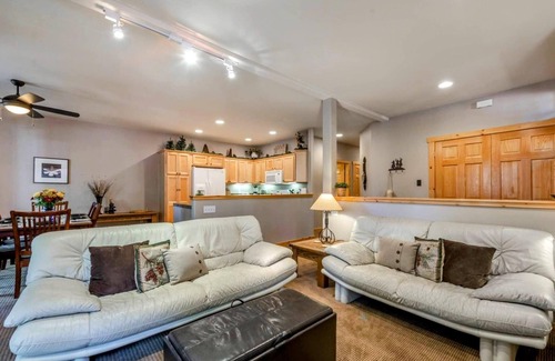 Truckee Condo | Cozy mountain retreat in the heart of Tahoe Donner!