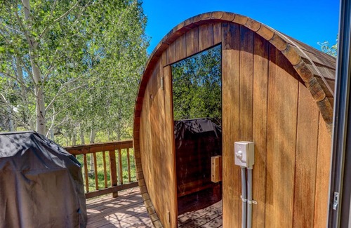 Pagosa Highlands House | Cozy Mountain View Retreat-Dry Sauna/2 Decks/Den/Wood burning Stove/Pool Table