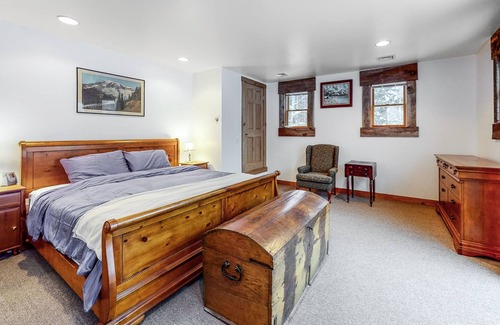 Granville House | Cozy mountain-view retreat abutting the National Forest with views from deck