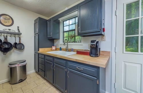 Mars Hill Cabin | Cozy Mtn Cabin, Gas Log Fireplace+Firepit, Grill & Wi-Fi, Private, Nearby AVL!