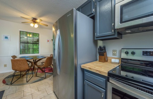 Mars Hill Cabin | Cozy Mtn Cabin, Gas Log Fireplace+Firepit, Grill & Wi-Fi, Private, Nearby AVL!