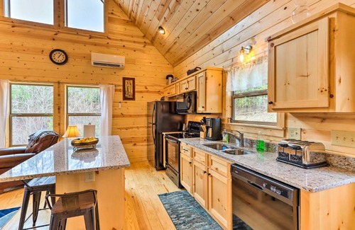 Murphy House | Cozy Mtn Cabin Spacious Deck and Forest Views!