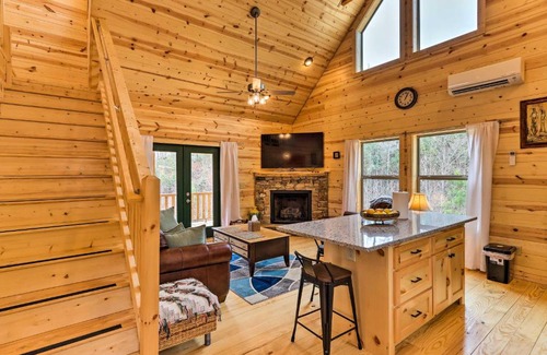 Murphy House | Cozy Mtn Cabin Spacious Deck and Forest Views!