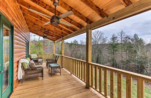 Murphy House | Cozy Mtn Cabin Spacious Deck and Forest Views!