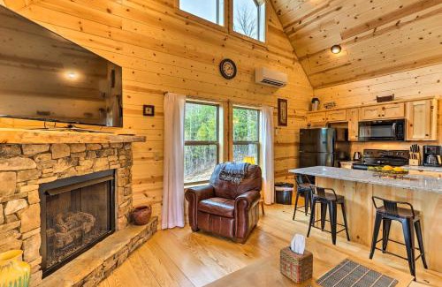 Murphy House | Cozy Mtn Cabin Spacious Deck and Forest Views!