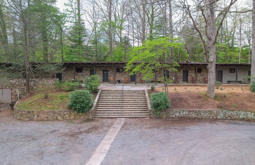Waynesville Apartment | Cozy Mtn lodge suite #5 within walking distance of downtown Waynesville