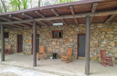 Waynesville Apartment | Cozy Mtn lodge suite #5 within walking distance of downtown Waynesville