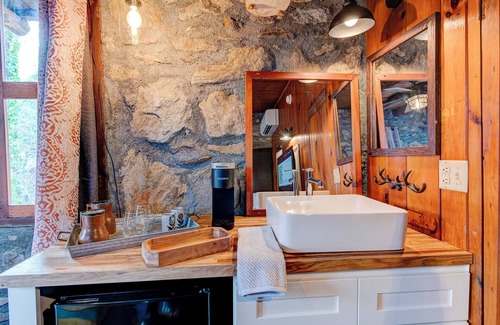 Waynesville Apartment | Cozy Mtn lodge suite #5 within walking distance of downtown Waynesville