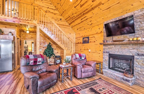 Unaka Cabin | Cozy Murphy Cabin Rental w/Mountain Views!