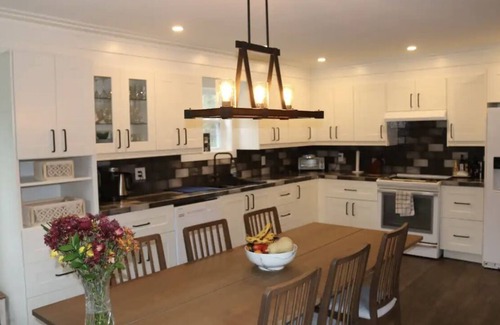 Bracebridge Cottage | Cozy Muskoka Waterfront Cottage - Hot tub & Fenced In Yard