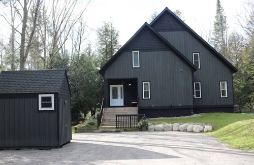 Bracebridge Cottage | Cozy Muskoka Waterfront Cottage - Hot tub & Fenced In Yard