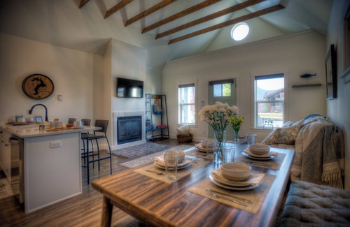 Sandpoint Cottage | Cozy Nautical Cottage ~ 2BD/Sleeps 6/1 Mi to Lake/Free Shuttle/Video Tour
