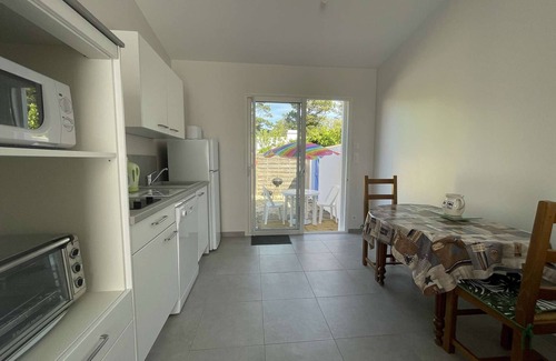 L'Epine House | Cozy New House Near Beach with Garden, Terrace, Parking – Sleeps 3, L'Épine