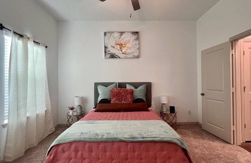 Haltom City House | COZY NEW MODERN TOWNHOME, GREAT LOCATION, PERFECT FOR BUSINESS OR LEISURE!