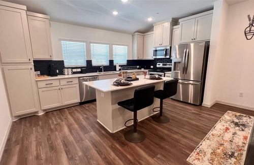 Haltom City House | COZY NEW MODERN TOWNHOME, GREAT LOCATION, PERFECT FOR BUSINESS OR LEISURE!