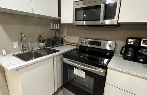 Calgary House | Cozy new private suite, close to the airport. no cleaning fee