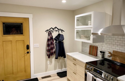 Guild House | Cozy & newly renovated/furnished ski home with fireplace. 5 min to Mt Sunapee!
