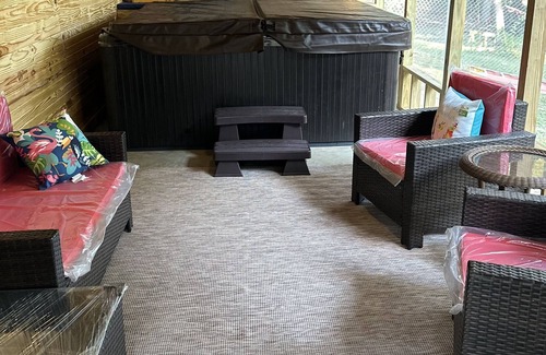 Oxford House | Cozy newly renovated rustic home-8 min from Ole Miss and half mile from Lake
