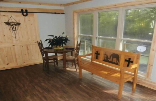Oxford House | Cozy newly renovated rustic home-8 min from Ole Miss and half mile from Lake
