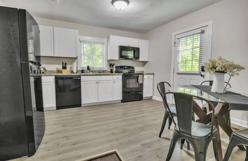 Newnan House | Cozy Newnan Retreat