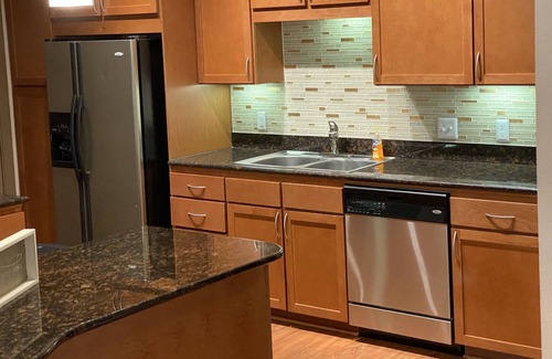Greenway Plaza-Upper Kirby Apartment | Cozy Night Stay In River Oaks