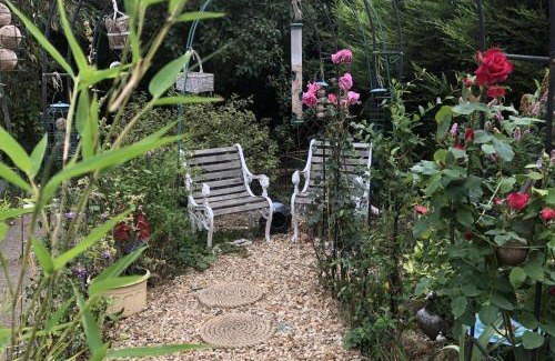 Oakham House | Cozy Nook Cottage - Sleeps 4 Garden & Parking