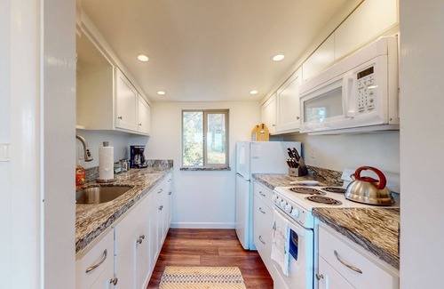 Fort Bragg House | Cozy ocean-view apartment with, fireplace, yard games, easy walk to beach