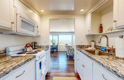 Fort Bragg House | Cozy ocean-view apartment with, fireplace, yard games, easy walk to beach