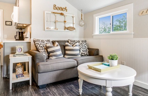 Oak Harbor Cottage | Cozy, Ocean View Cottage with Outdoor Seating & WiFi - Walk to the Beach!