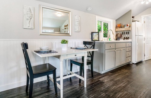 Oak Harbor Cottage | Cozy, Ocean View Cottage with Outdoor Seating & WiFi - Walk to the Beach!
