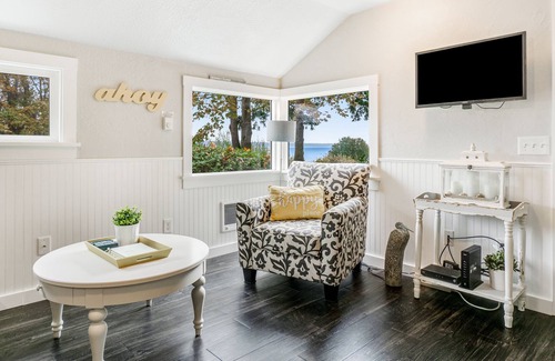 Oak Harbor Cottage | Cozy, Ocean View Cottage with Outdoor Seating & WiFi - Walk to the Beach!