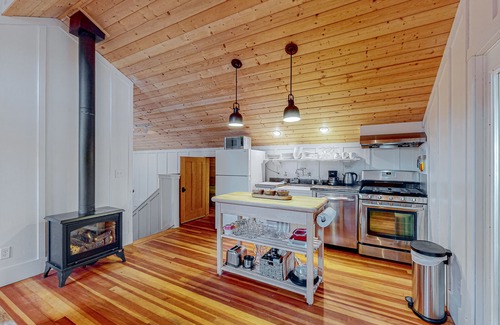 Shelter Cove Cottage | Cozy ocean view home with balcony, well-equipped kitchen, & fireplace