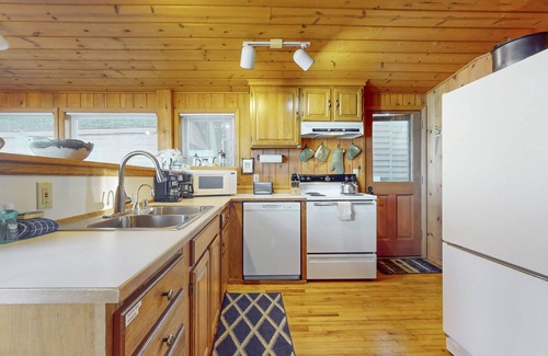 Coupeville Cabin | Cozy Oceanfront Cabin with Large Deck & Water Views - Close to Beach