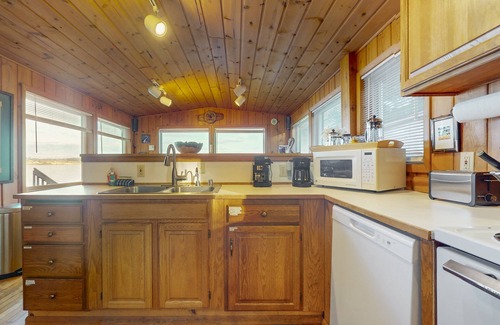 Coupeville Cabin | Cozy Oceanfront Cabin with Large Deck & Water Views - Close to Beach