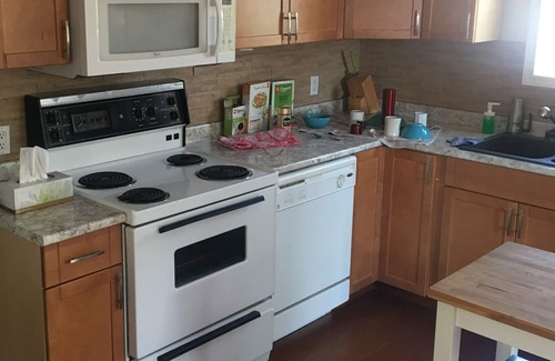 South Central House | "COZY ON CHRISTLETON" Walk to Hospital, Beach, Park & Downtown