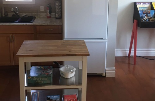 South Central House | "COZY ON CHRISTLETON" Walk to Hospital, Beach, Park & Downtown