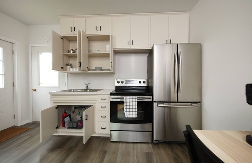 Apple Creek House | Cozy one bedroom apartment with attached garage.