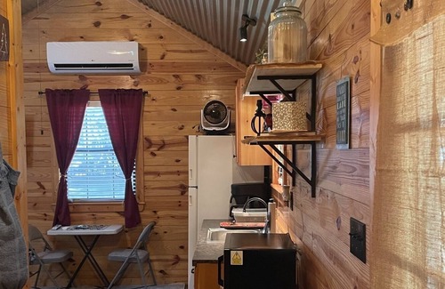 Pottsboro House | Cozy one bedroom cabin located near Lake Texoma and Mill Creek Marina Resort