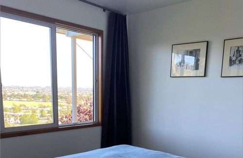Hospital Hill Apartment | Cozy one bedroom fully equiped apartment with a gorgeous view; walkable to CBD.