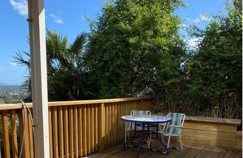 Hospital Hill Apartment | Cozy one bedroom fully equiped apartment with a gorgeous view; walkable to CBD.