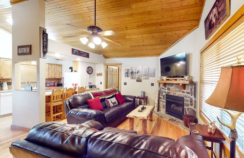 Reeds Spring Cabin | Cozy one-level cabin with pool, grill, fireplace, WiFi, & covered deck