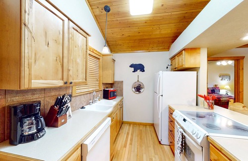 Reeds Spring Cabin | Cozy one-level cabin with pool, grill, fireplace, WiFi, & covered deck