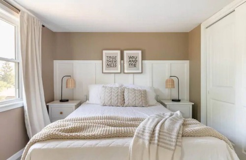 Leacock-Leola-Bareville House | Cozy outdoor patio with Hot tub + kids toy room