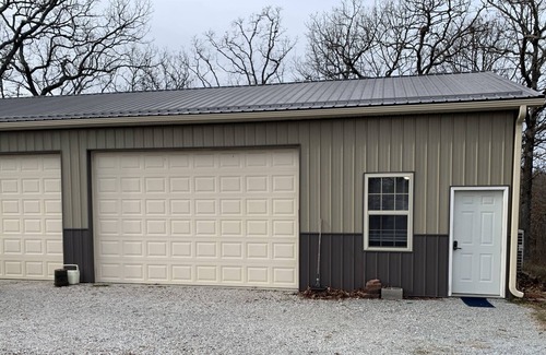 Warsaw Apartment | Cozy Ozark Retreat Near Fishing Hotspots (dog-friendly)