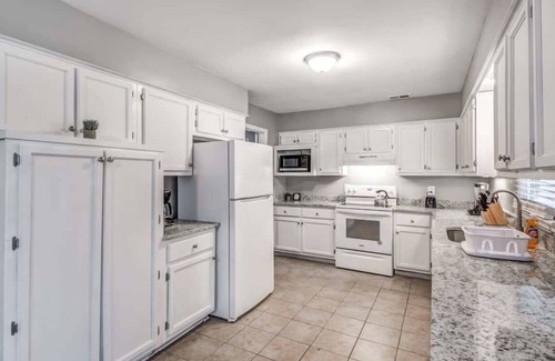 Cordova House | Cozy Patio, Mins to Downtown! Cordova Colonial
