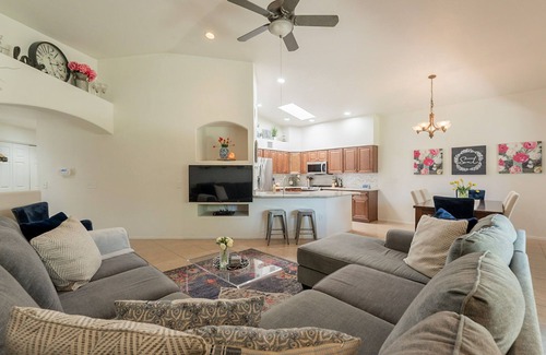 Houghton House | Cozy & Peaceful 3-bedroom house in delightful Eastside Tucson with Pool!