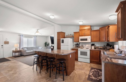 Langley House | ♿️Cozy/Peaceful/Bright 🏡 Hot Tub + Private Beach