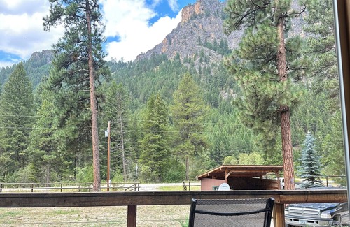 Darby Cabin | Cozy & Peaceful Painted Rocks Lake Cabin w/Hot Tub adjacent to West Fork River
